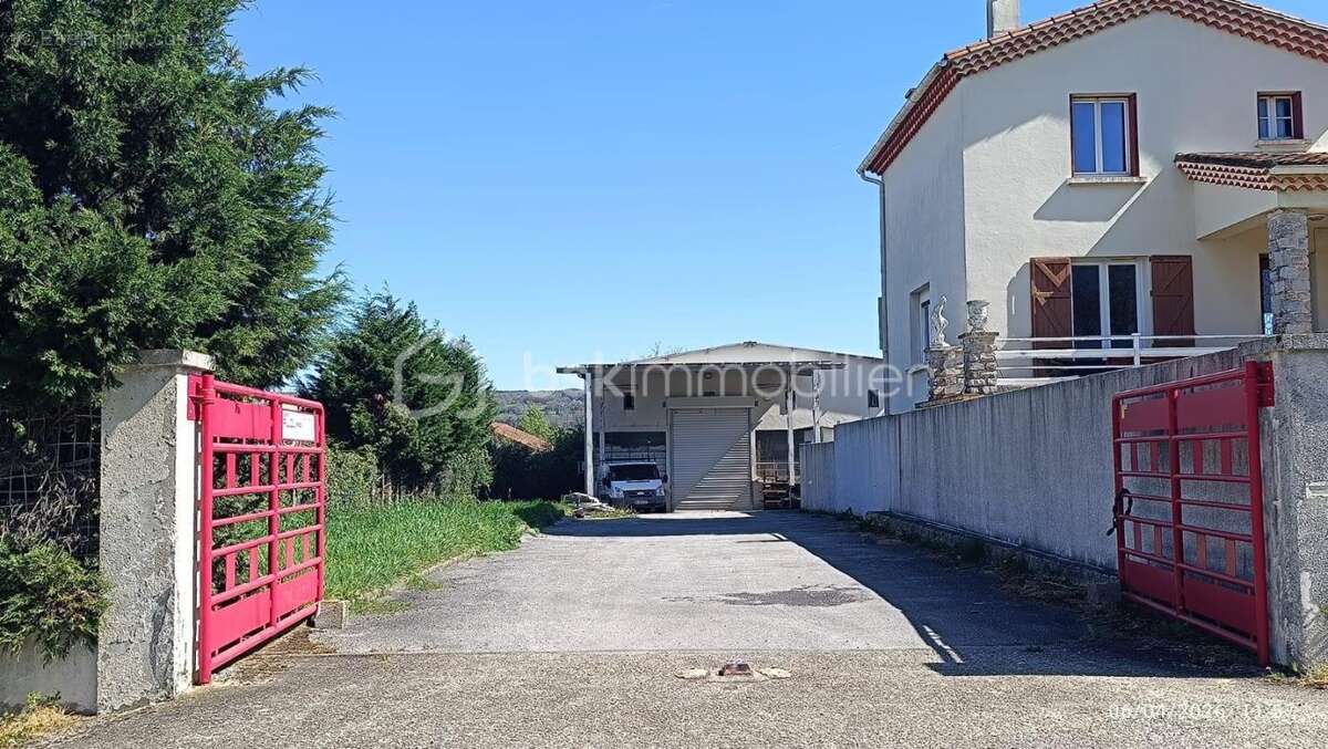 Hangar + 2 garages - photo 3