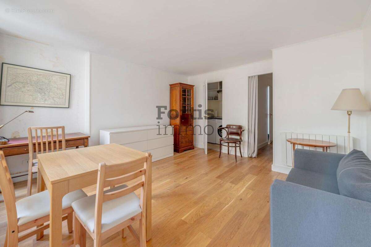 Appartement à PARIS-1E