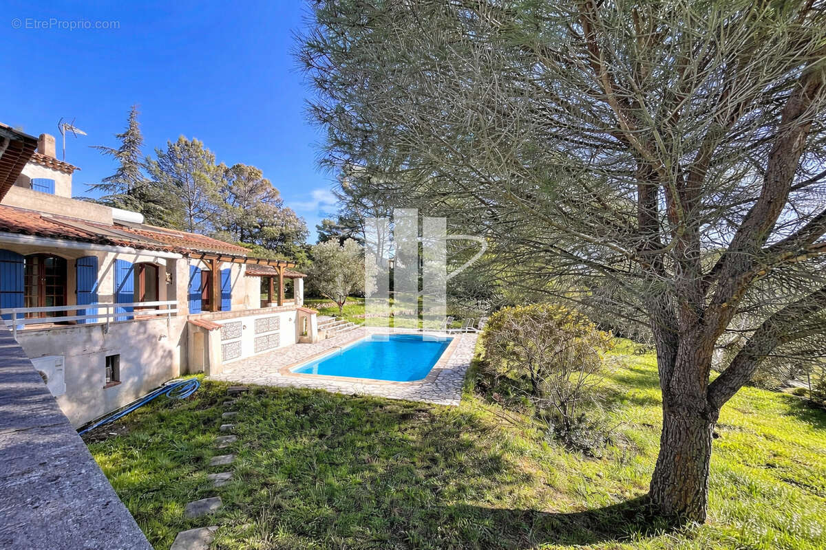 Villa provençale avec piscine, T2 indépendant et fort potentiel   Domaine sécurisé - photo 2