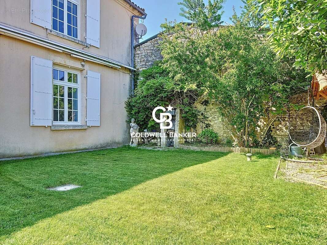 Maison à SAINT-JEAN-D'ANGELY