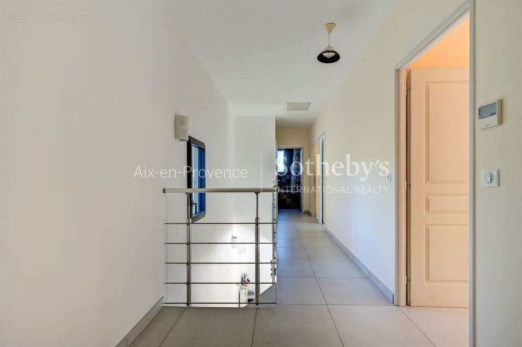 Maison familiale 200 m² sur 2100 m² à vendre à l'ouest d'Aix-en-Provence - photo 12