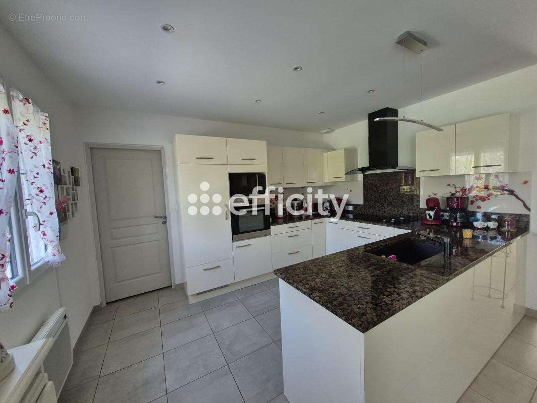 Maison à CHAILLAC-SUR-VIENNE