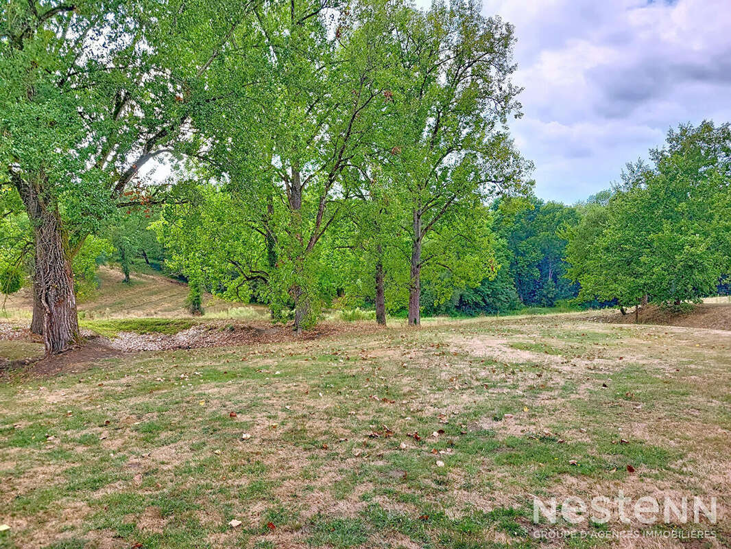 A Vendre Maison en pierre rénovée de 318 m² avec dépendances et point d'eau sur deux hectares - photo 21