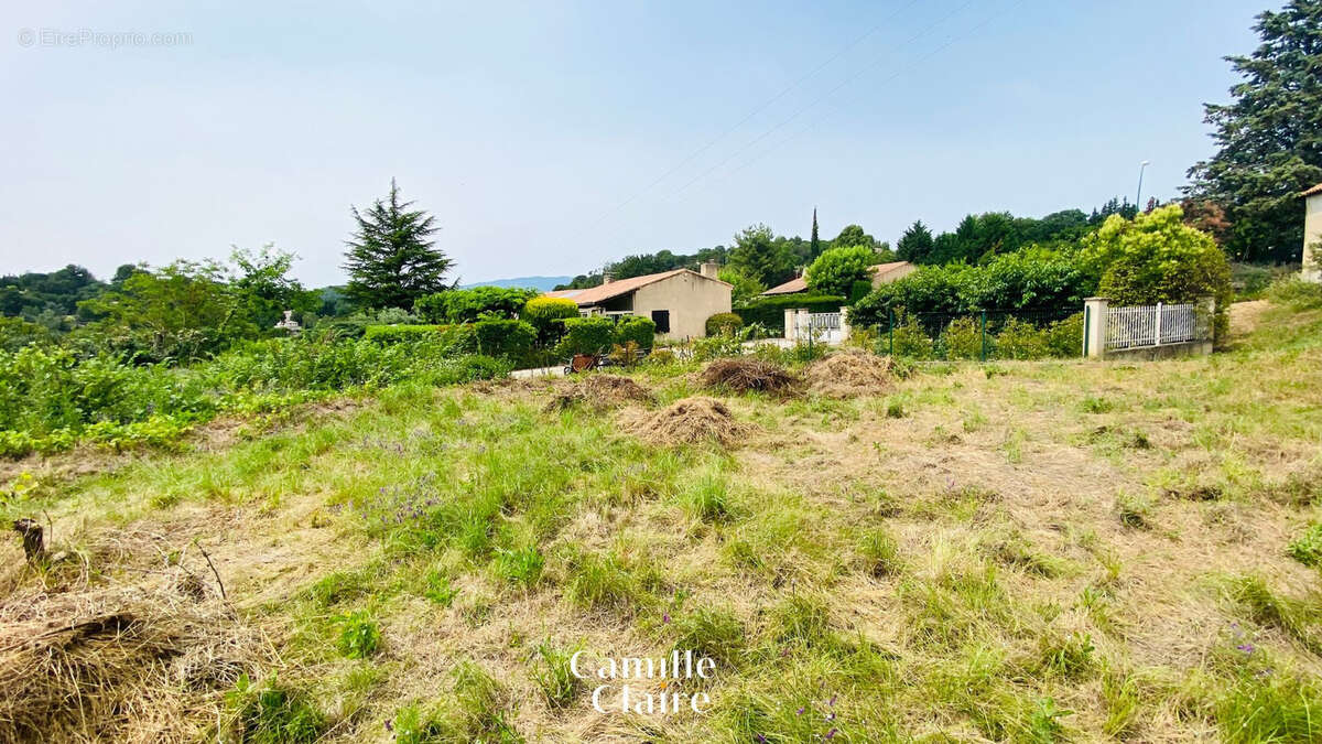 Terrain à LA TOUR-D&#039;AIGUES