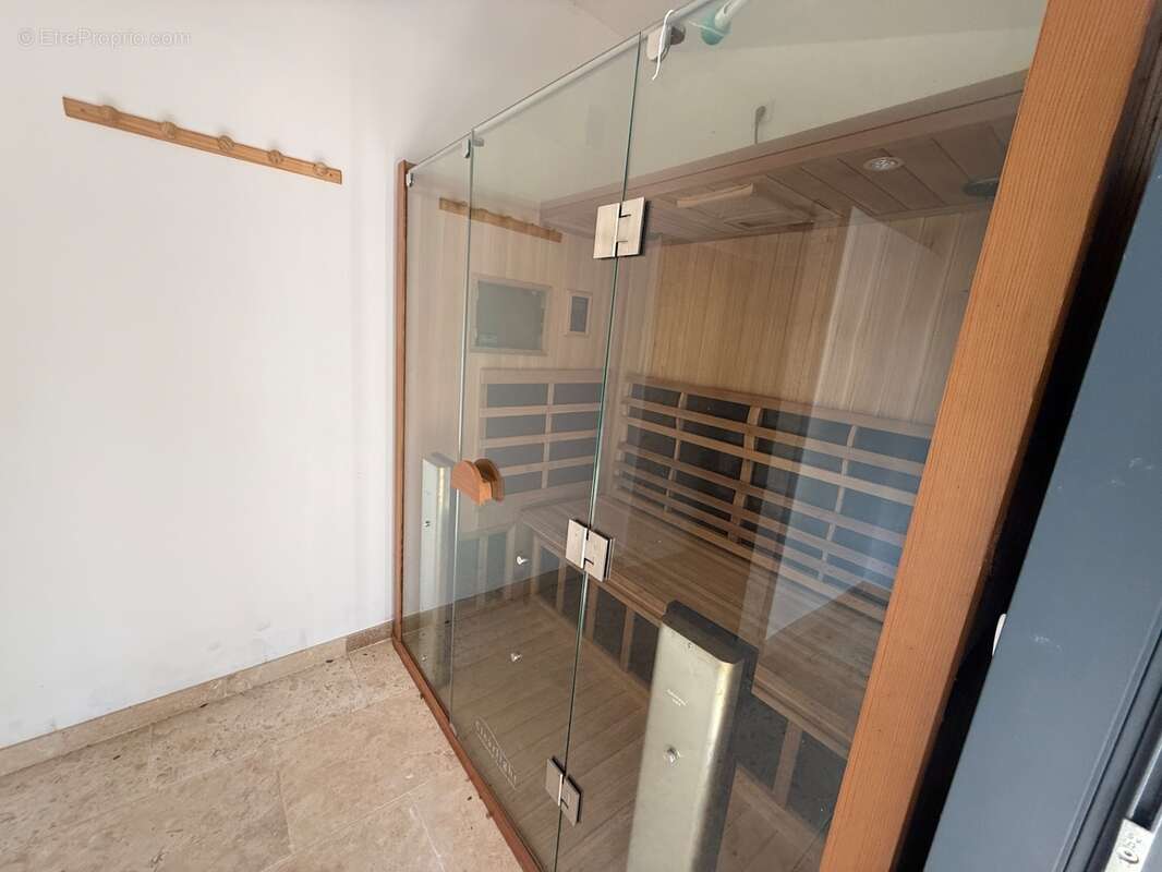 Superbe villa moderne, aux Taillades, de plain-pied avec piscine, panneaux solaires et prestations de standing - photo 15
