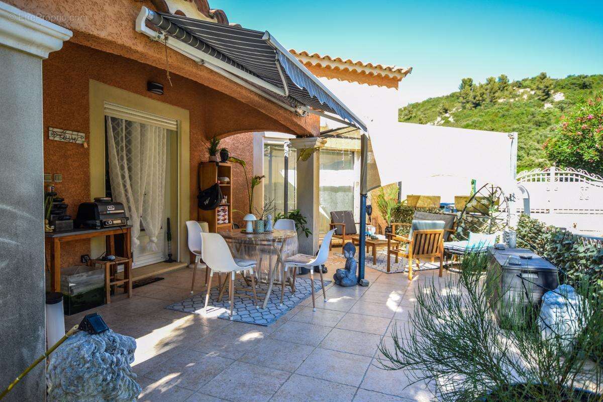 Maison à Vendre à Rochefort du Gard, 5 chambres, piscine - photo 2