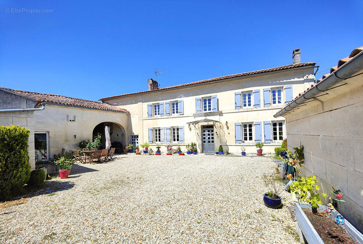 Maison à SAINT-MEME-LES-CARRIERES