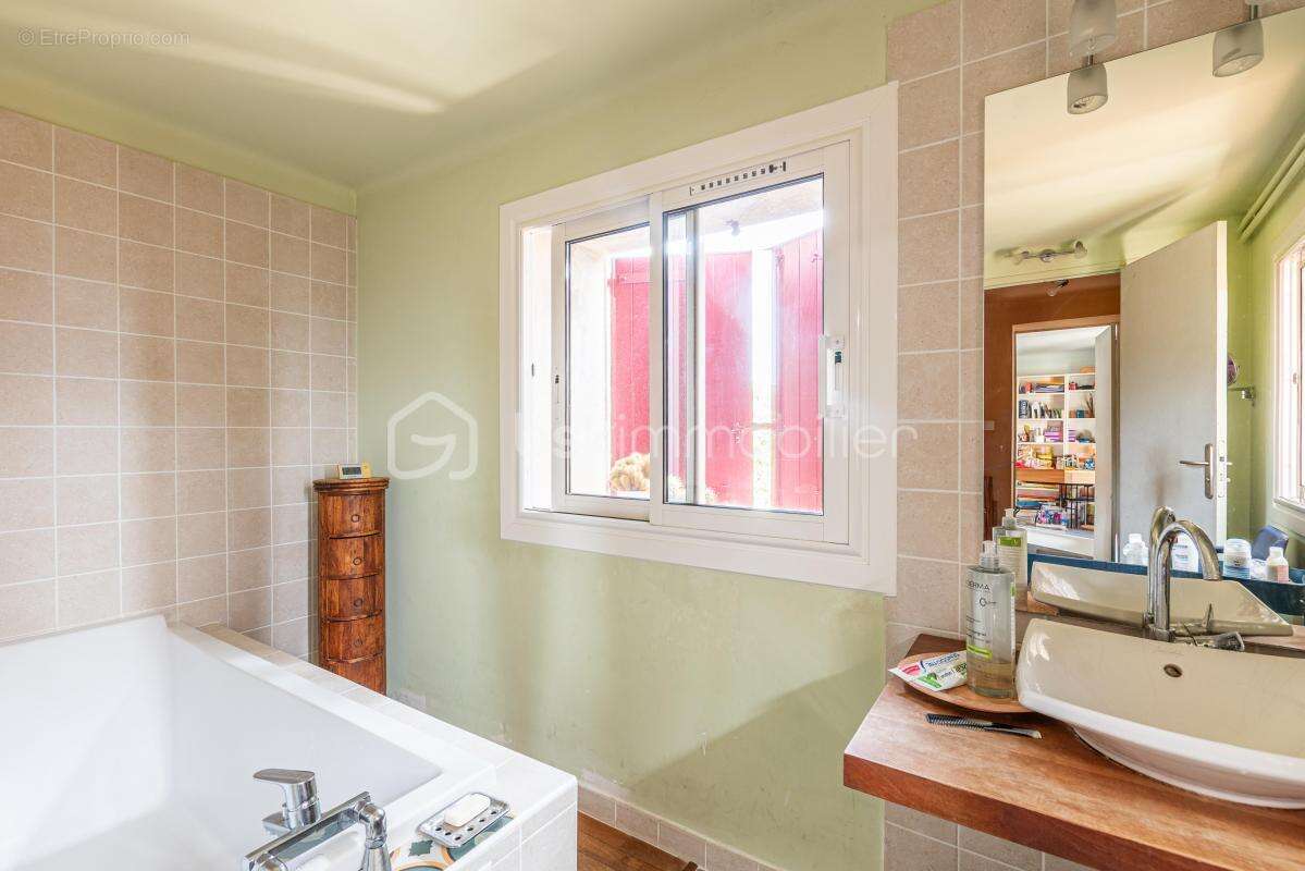 Maison à LE REVEST-LES-EAUX