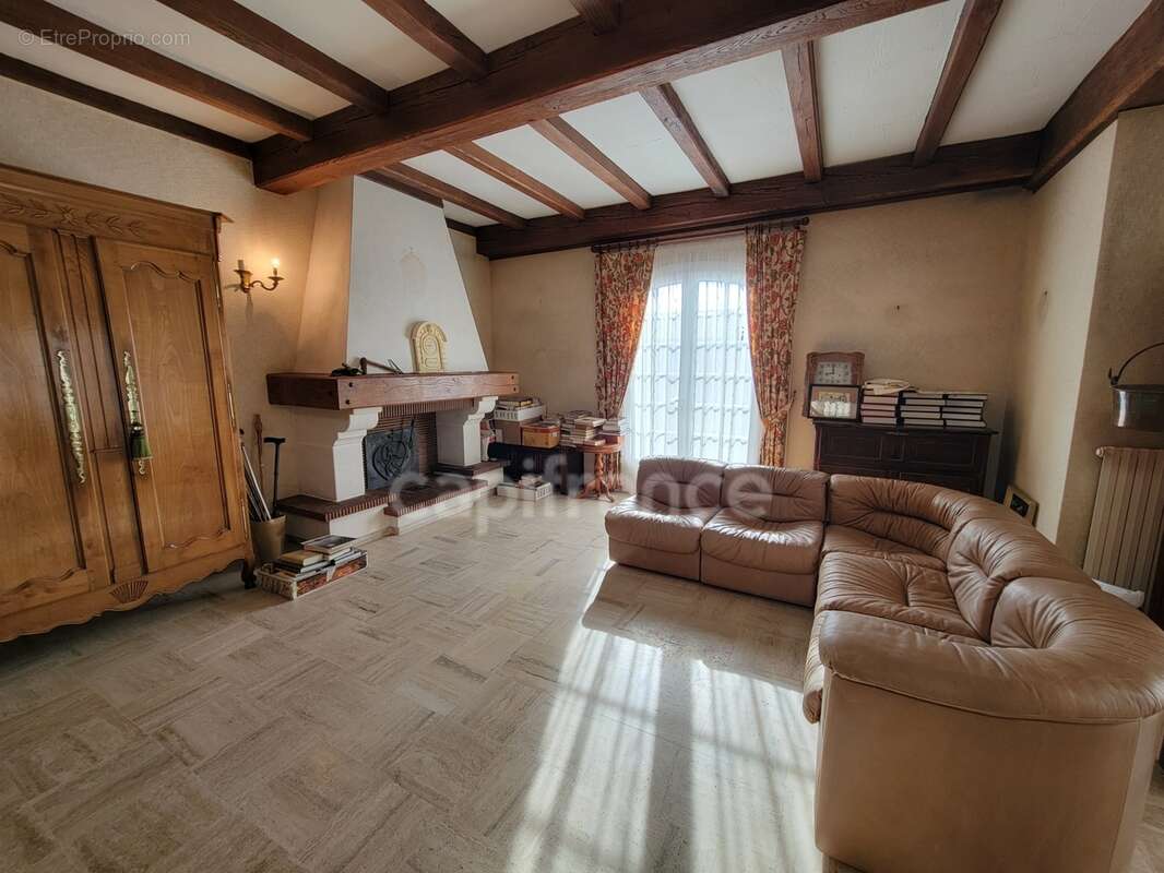 ( 85 ) Vendée entre NOIRMOUTIER , PORNIC et CHALLANS à vendre centre ville  BEAUVOIR SUR MER maison 7 pièces , 181 m² ,4 chambre - photo 12
