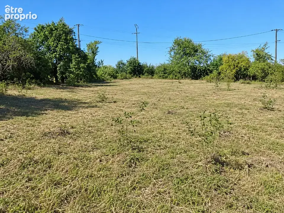 Terrain à MEHUN-SUR-YEVRE