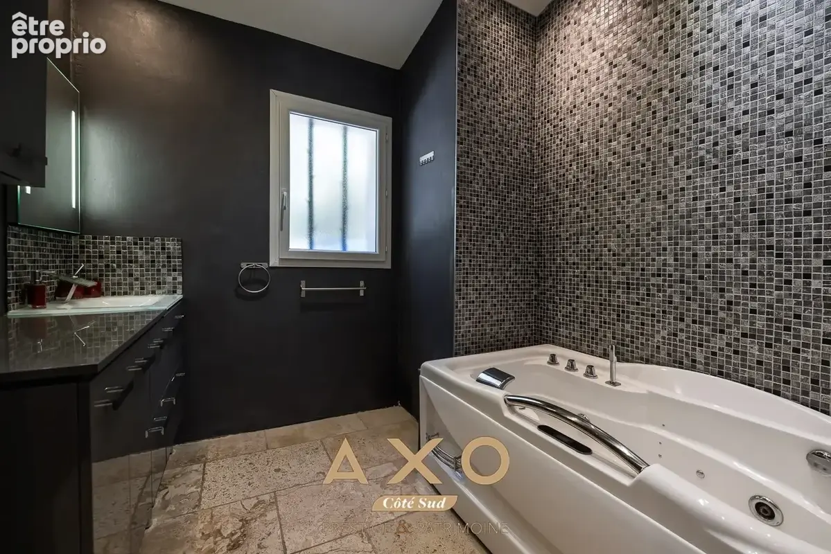 Jouques - villa t8 - plain-pied - studio indépendant - piscine - jacuzzi - 3 garages - 1 hectare - 1 029 000  - photo 10