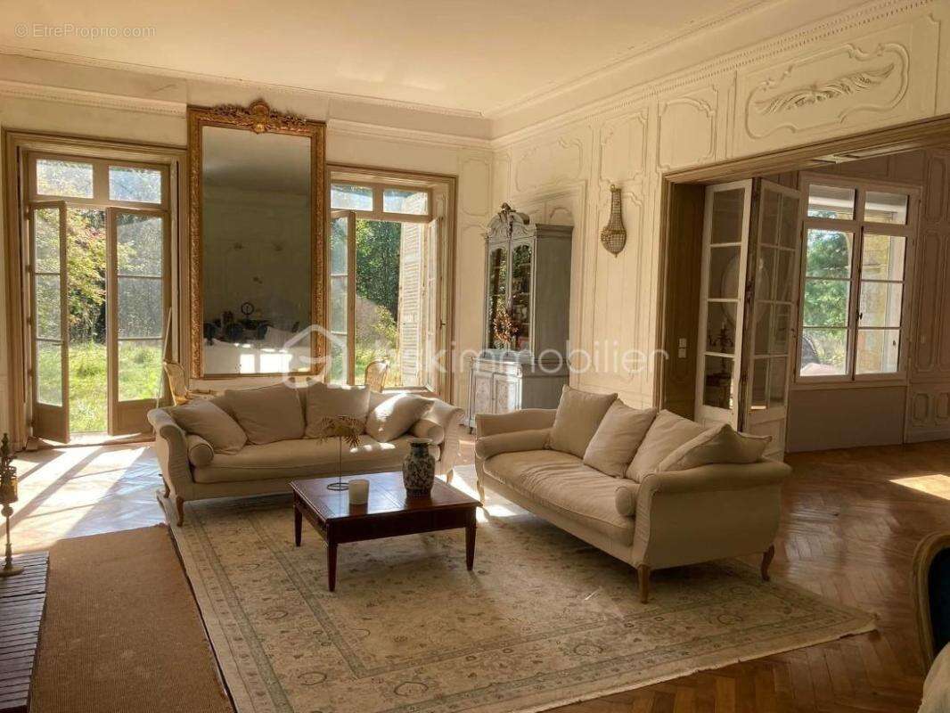 Château à vendre - Aile de château d'exception sur la commune de Parigné – 457 m² – 2 hectares de terrain - photo 6