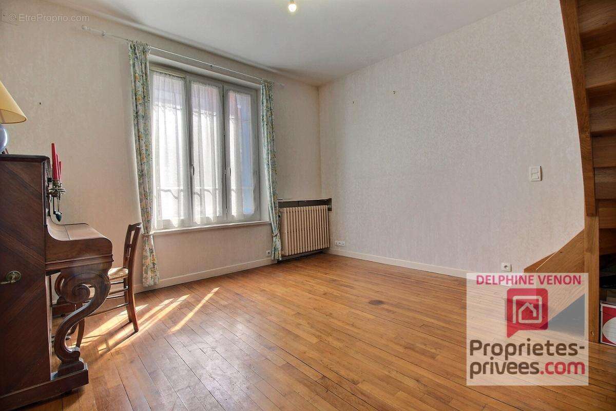 Exclusivité - Maison de ville dans l'hyper centre  de Chateauneuf  sur Loire avec garage et  terrain de 500 m² - photo 4