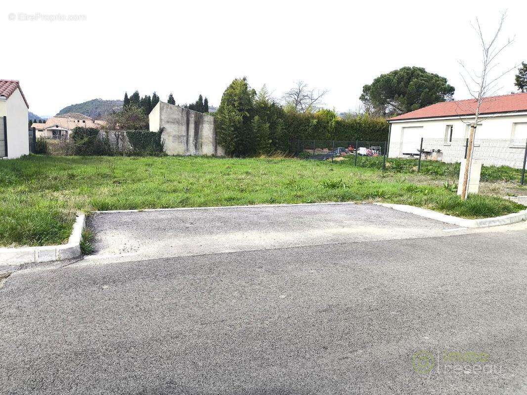 Terrain à SAINT-UZE