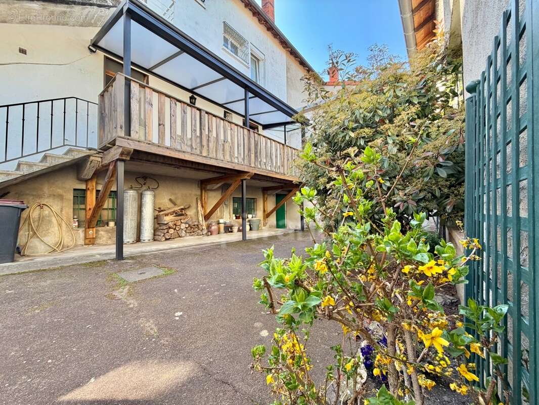 Ensemble immobilier : maison + appartement independant + garage de 135m2 + dependances et terrain clos – rare sur le secteur - photo 3