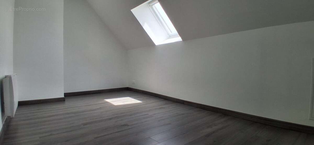 Chambre lumineuse idéale pour enfant, bureau ou chambre d'amis. - Maison à SURVILLE