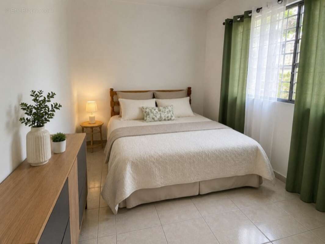 SAINTE CLOTILDE (974) - Maison à vendre 4 pièces de 80 m² avec jardin sur parcelle de 407 m² - photo 2