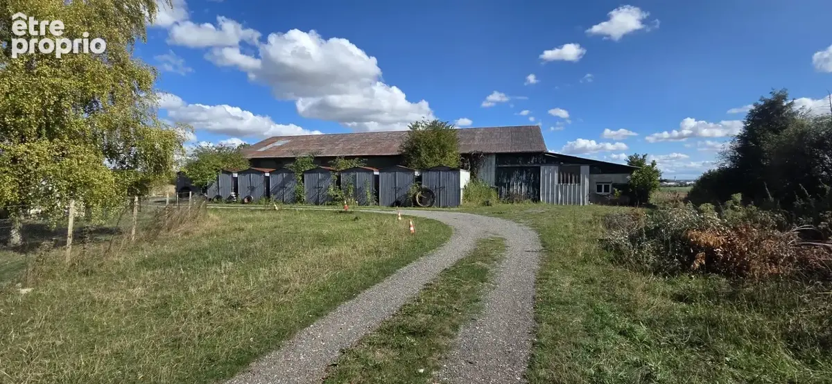 Ensemble immobilier à fort potentiel – hangar agricole, stockage, boxes à chevaux et maison – environ 5 000 m² de terrain - photo 3
