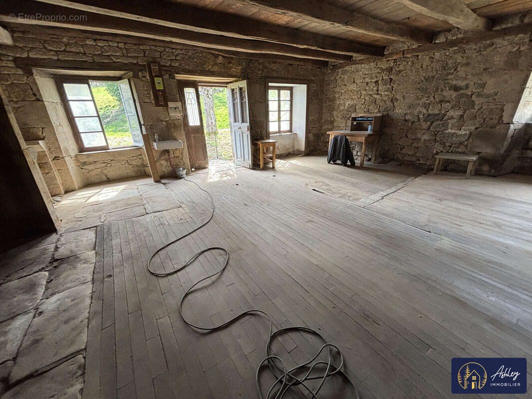 Maison 1 pièce - MENET (Cantal)  - Maison à MENET