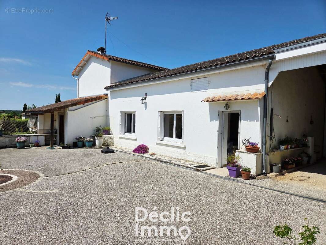 Maison avec studio indépendant et grandes dépendances  191 m² - photo 2
