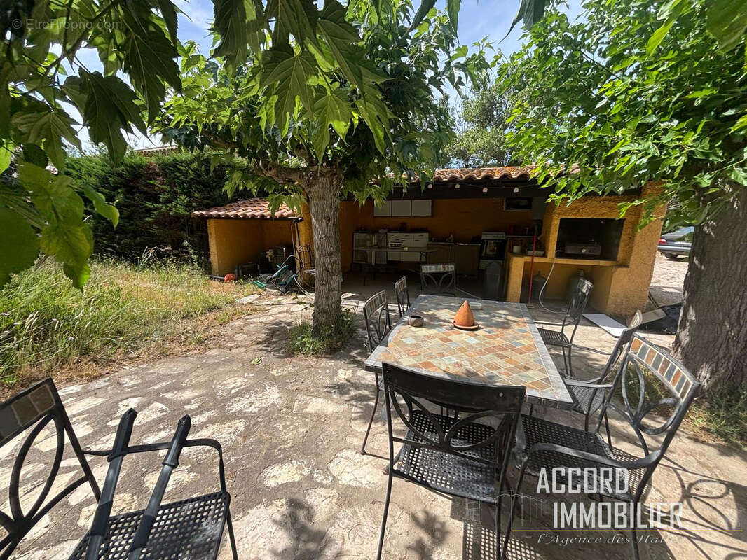 Villa de type f4 avec dependances sur un terrain de 2450m2 - photo 2