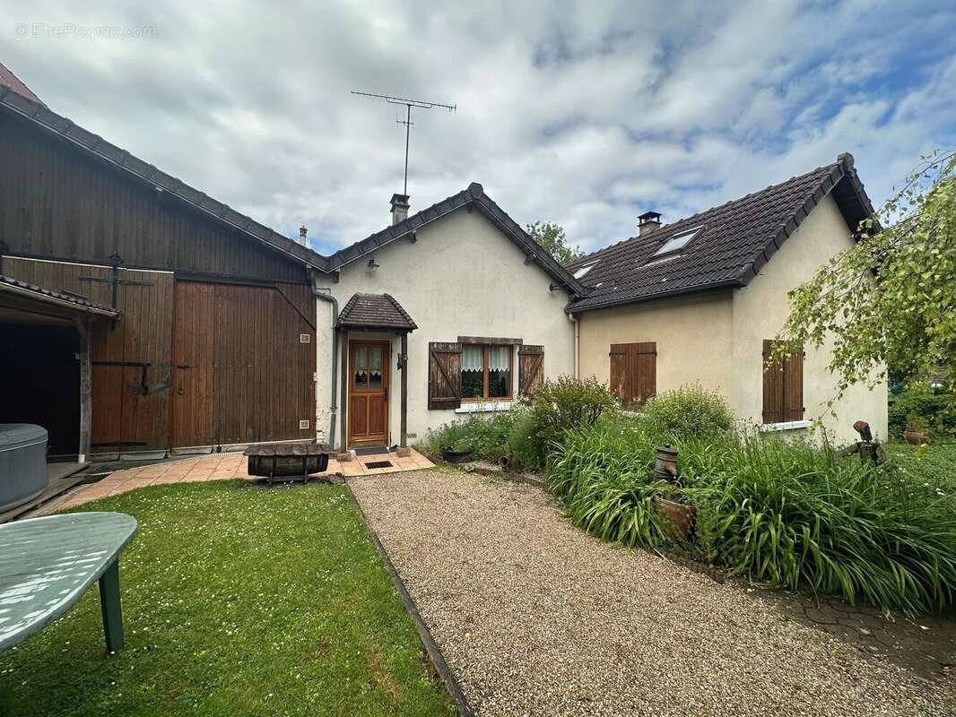 Maison à LE THILLAY