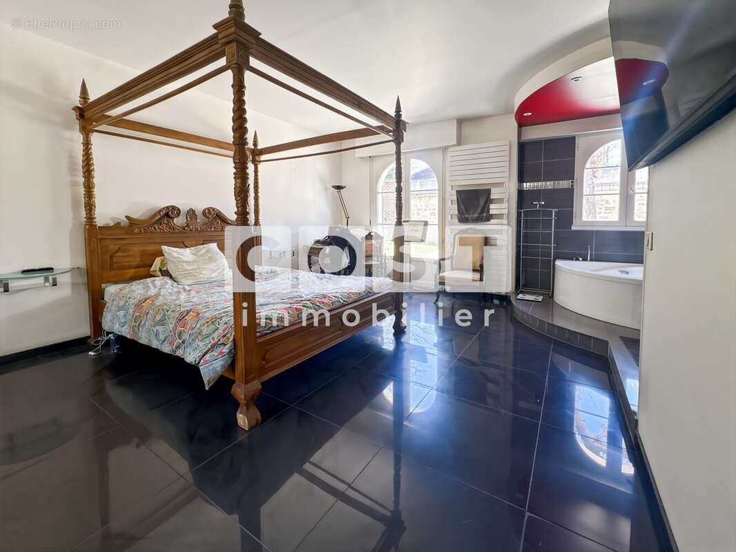 Appartement à LA GARENNE-COLOMBES