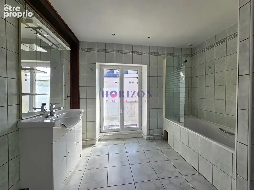 F4 66.40m² rénové + 1 parking - photo 4
