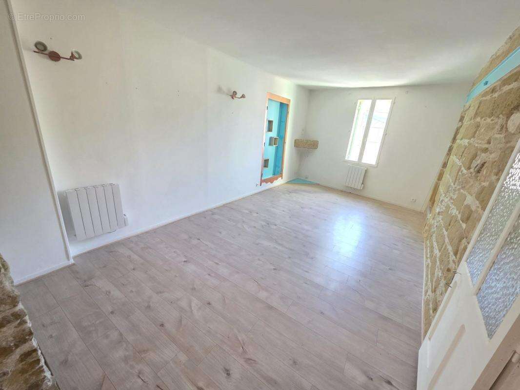 Appartement à MONTAREN-ET-SAINT-MEDIERS
