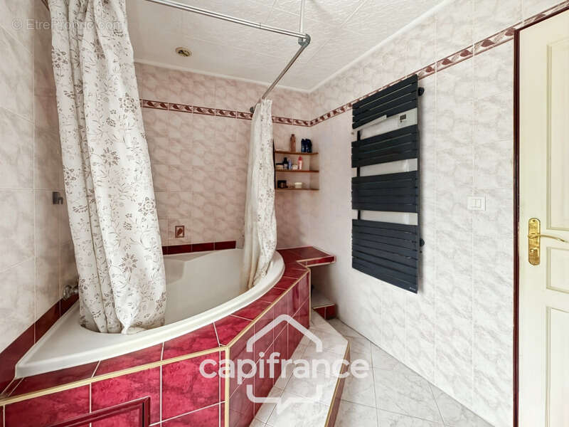 Maison à CHATEAUNEUF-DE-GALAURE