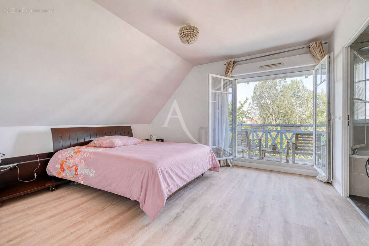 Bailly-Romainvilliers :  Maison familiale de 160 m², terrain 887 m², vue lac - photo 12