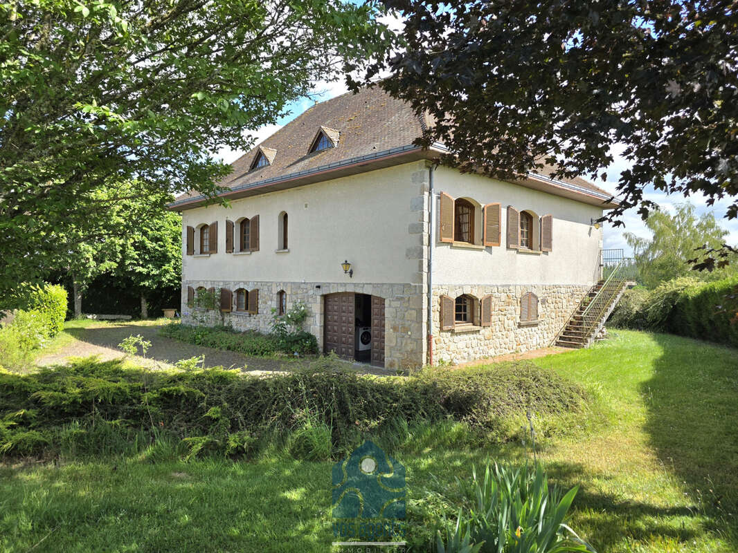 Maison 10 pièces avec terrasse, garage, appartement indépendant, cave et four à pain - photo 2