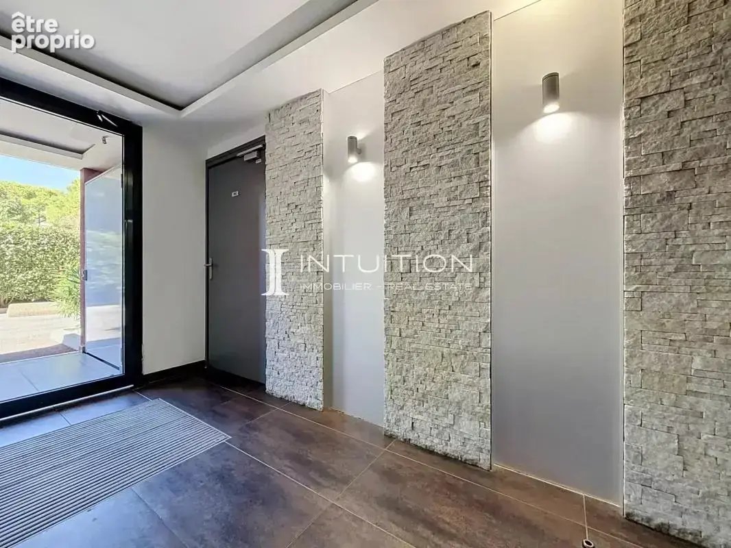 Golfe-Juan : Vaste appartement rez-de-jardin dans un immeuble de standing avec piscine - photo 20