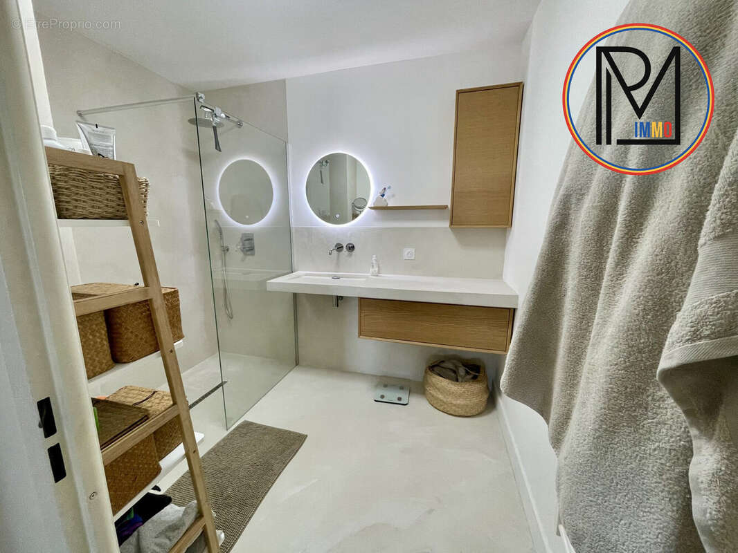 Une salle de bain fonctionnelle et lumineuse. - Appartement à MONTPELLIER