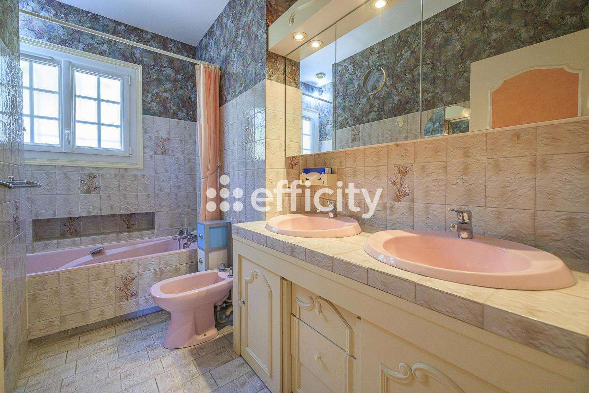Maison 162 m² à Montpon-Menesterol  - photo 11