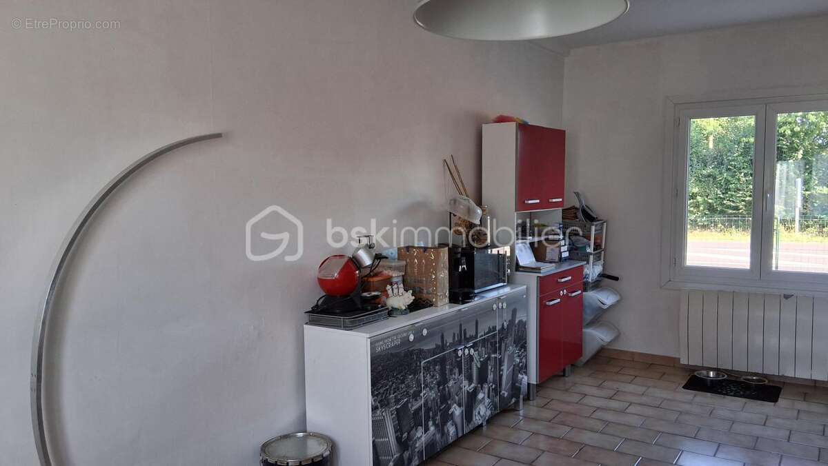 Maison de 71m² +(buanderie de 30m²+dependance de 70m² avec possibilite d'amenagement). terrain 703m² - photo 2