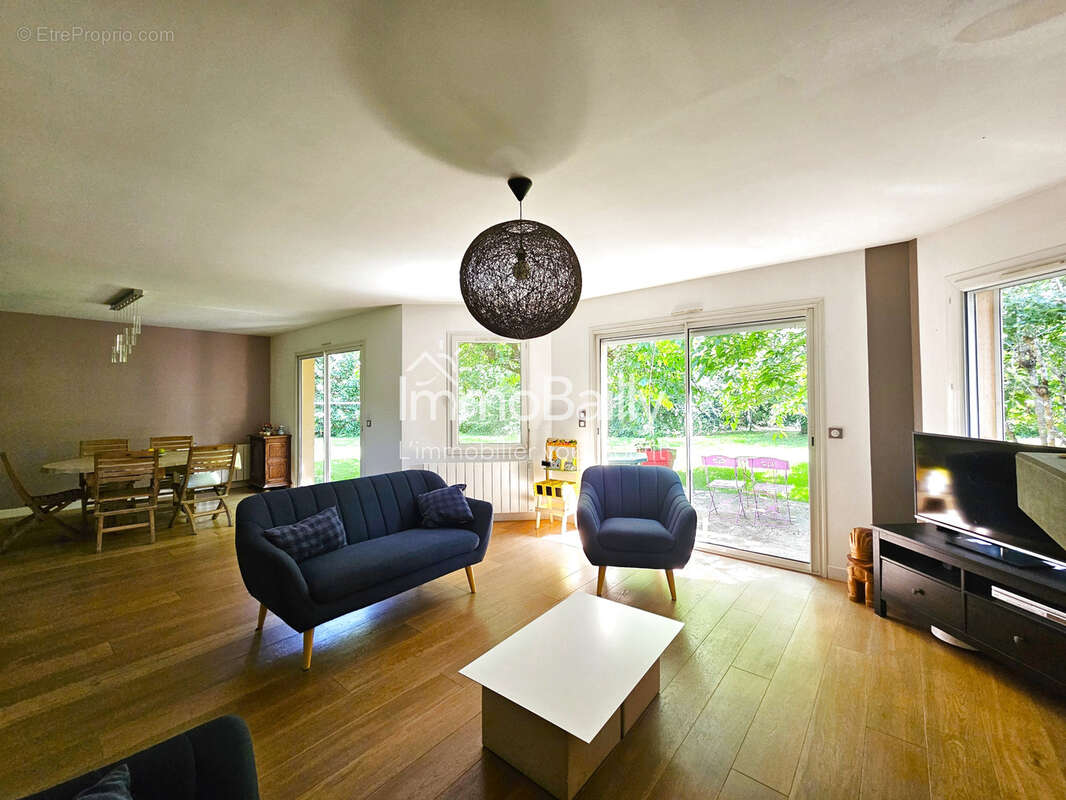 Maison familiale de plain-pied   5 chambres   Terrain de 1 672 m2  en lisière de forêt - photo 2