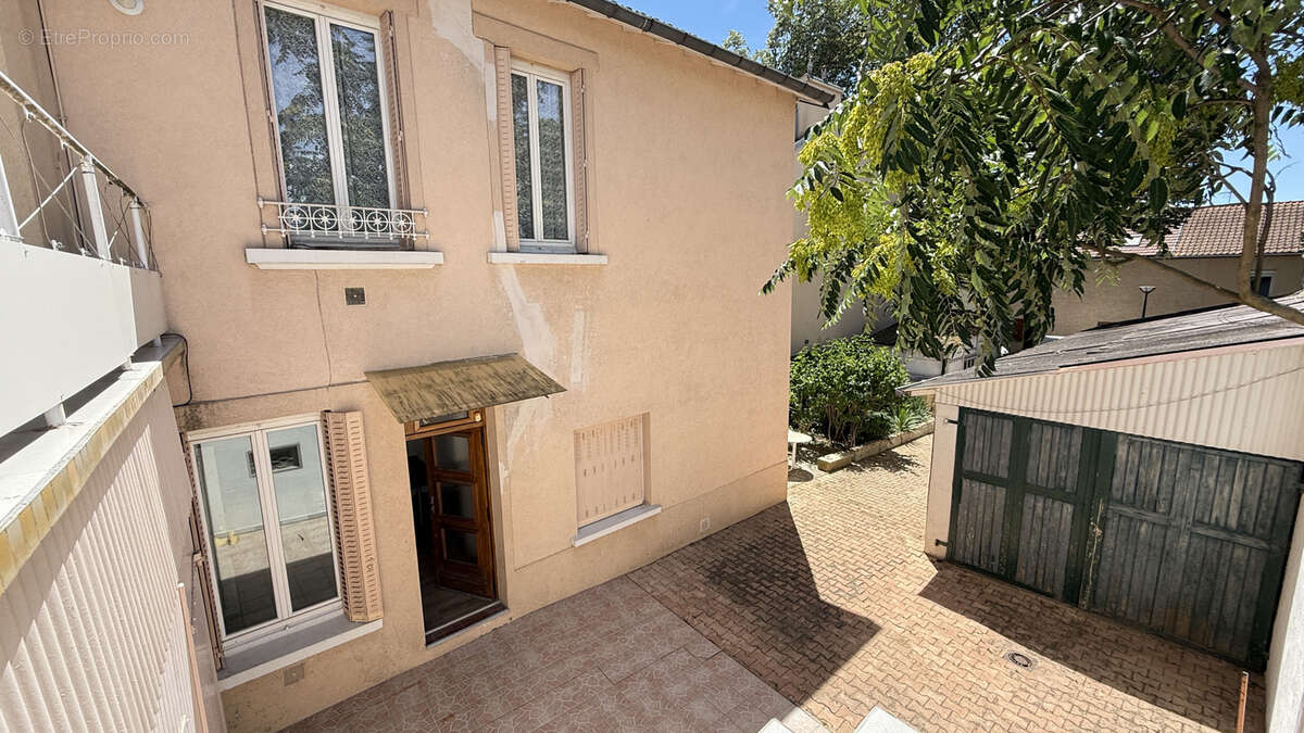 Investissement locatif à Vichy - Immeuble 3 appartements 4 garages - photo 4