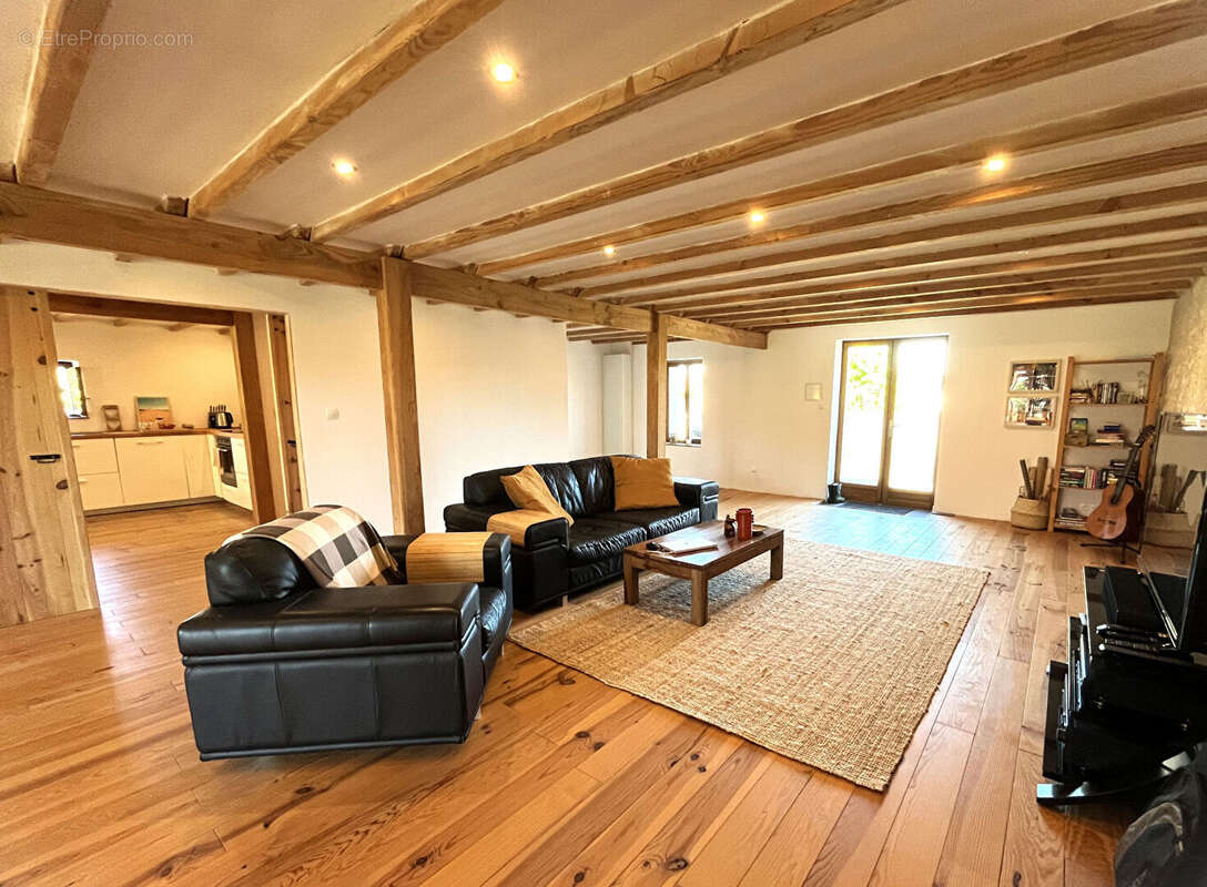 Maison à BORS(CANTON DE MONTMOREAU-SAINT-CYBARD)