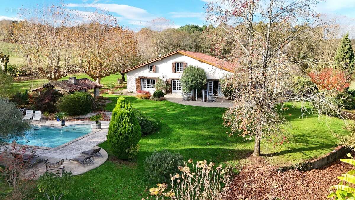 Propriete de type t8 de 292 m2 + 2 dependances + piscine + 3 garages - photo 25