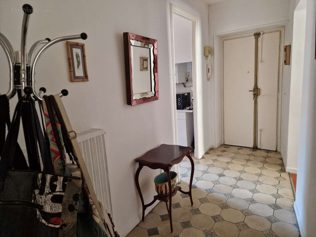 Appartement T3/4 + cave  Mairie. - photo 7