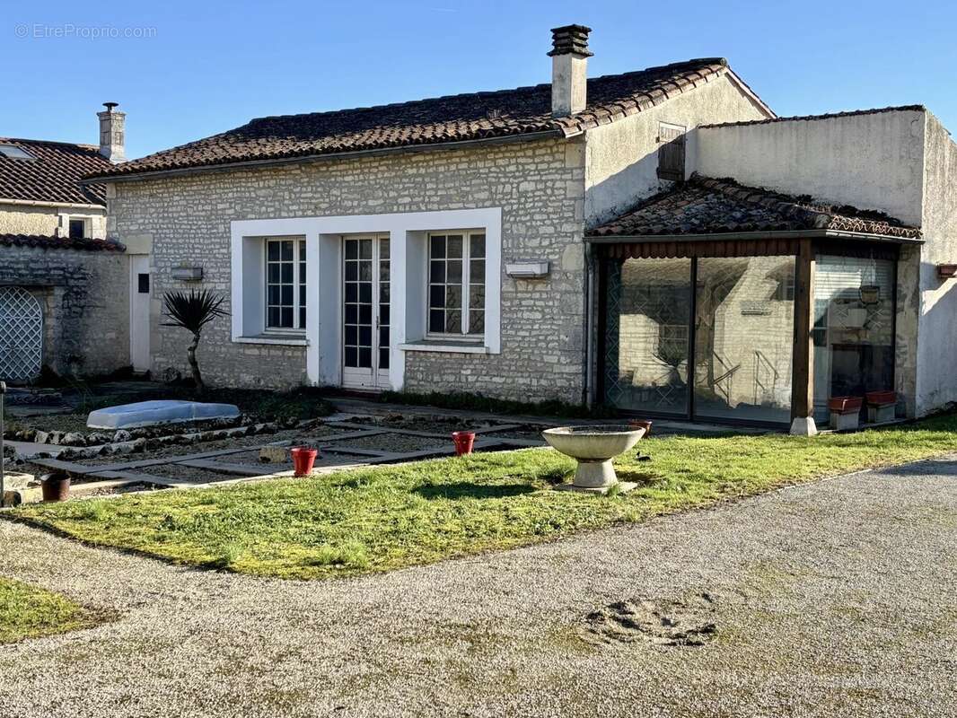 Grande maison de village de caractère avec deux autres propriétés, des dépendances et un jardin clos. - photo 14