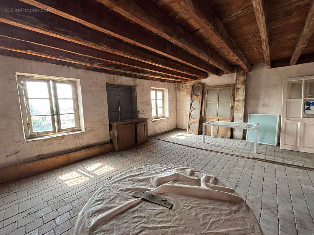 Appartement à BAGE-LE-CHATEL