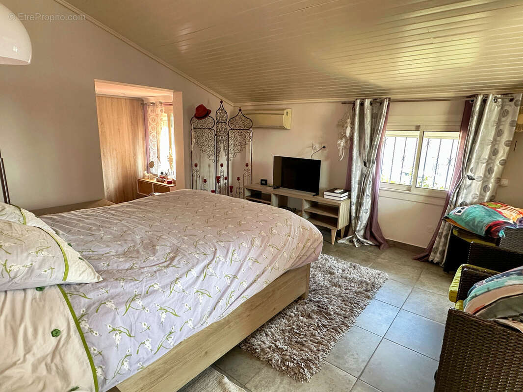 Maison à VILLENEUVE-LA-RIVIERE