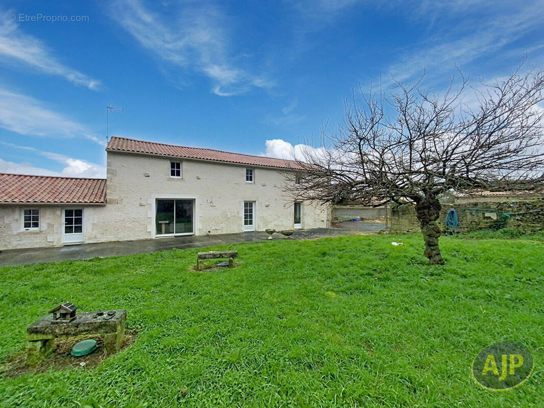 Maison à LES MAGNILS-REIGNIERS