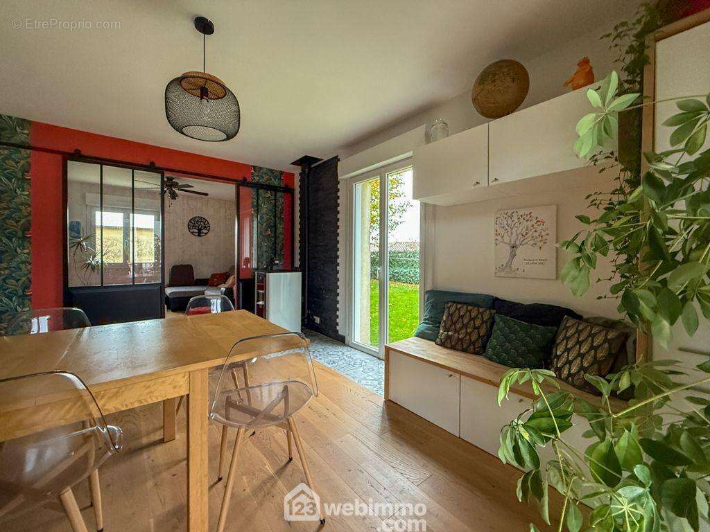 ouverte sur l'espace salle à manger avec poêle à pellets, - Maison à POUZAUGES