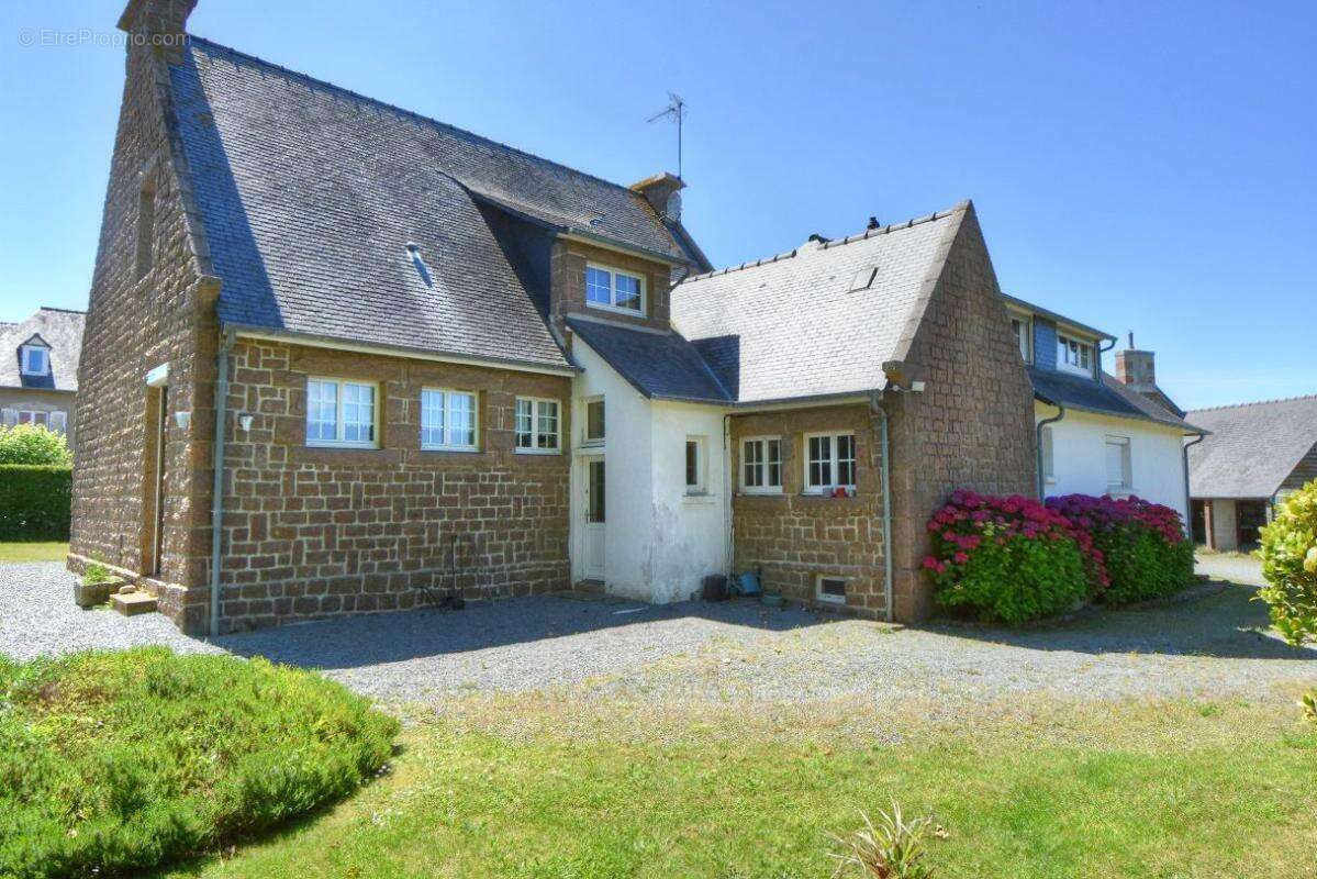 Maison avec partie indépendante à La Roche Jaudy  sur 2 000 m2 de terrain - photo 3