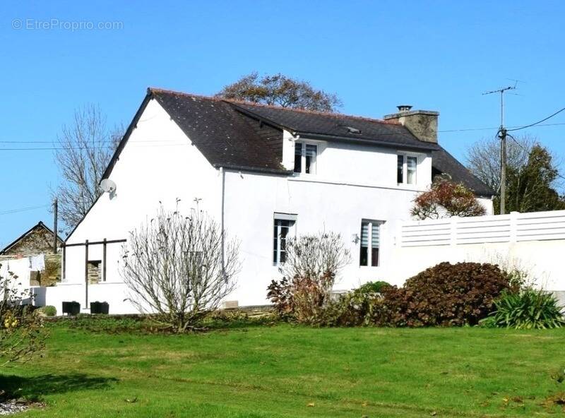 Maison à CLEDEN-POHER