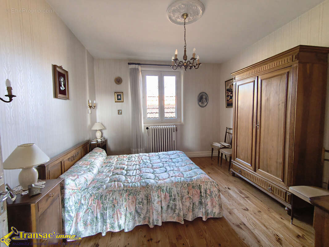 À Saint Rémy sur Durolle proche du plan d'eau, belle maison familiale 6 pièces avec 2 garages. - photo 14