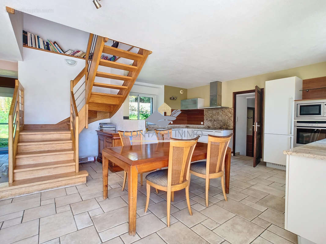 maison 1 - cuisine ouverte sur séjour-salon - Maison à SAINT-CARADEC-TREGOMEL